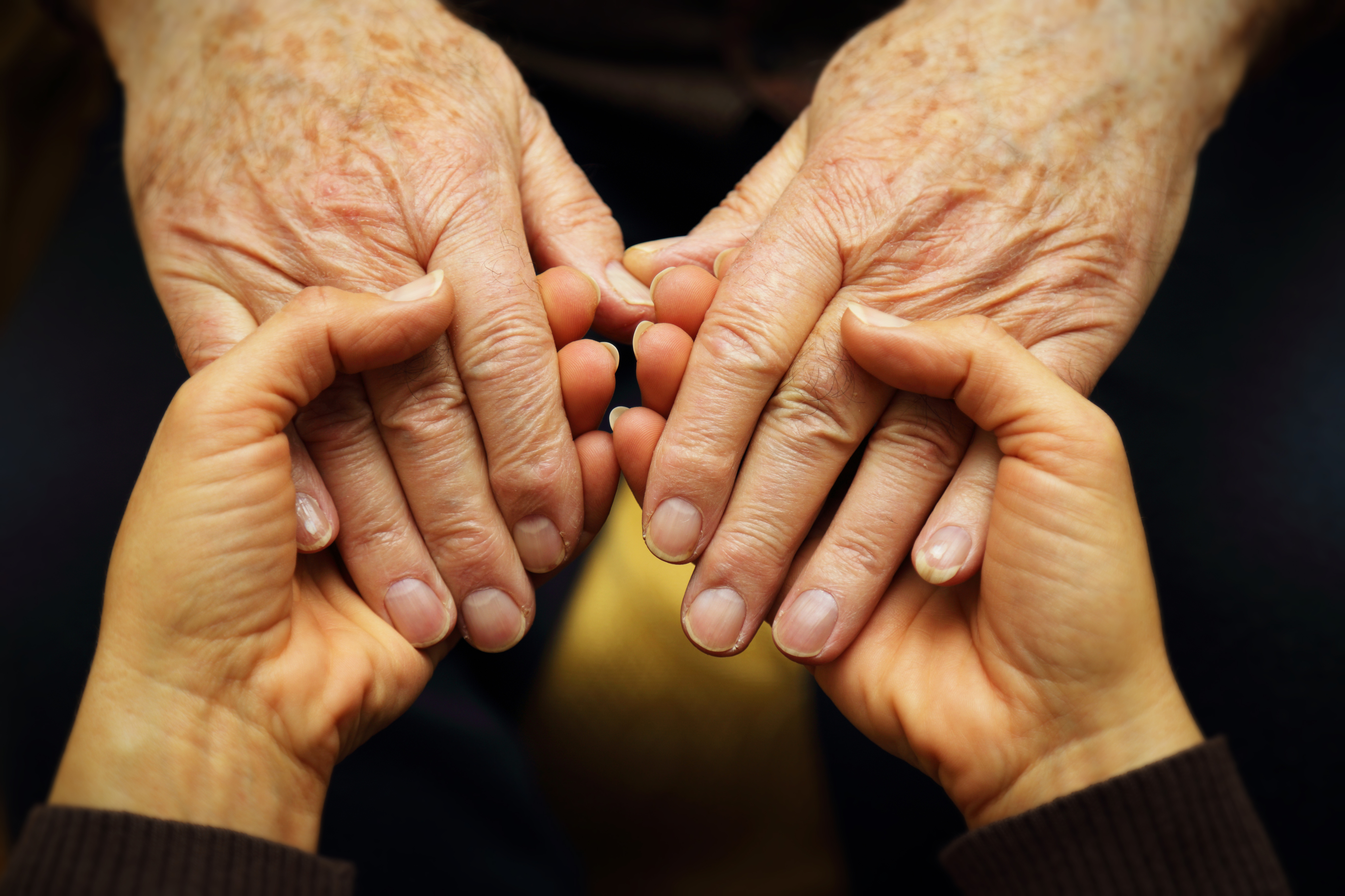 Younger hands. Социальный работник и пожилой. Помощь пожилым. Социальный работник для пожилых людей.